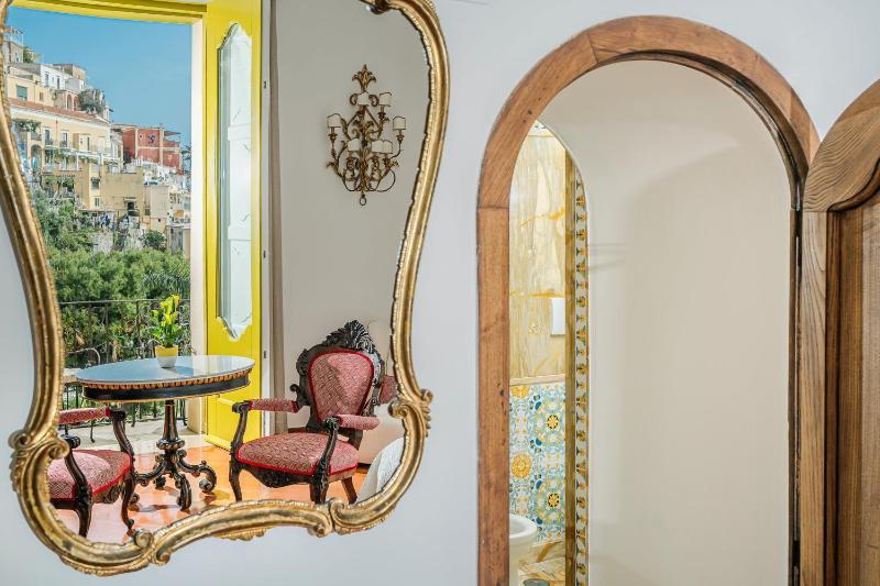Deluxe Suite with Sea View image 2