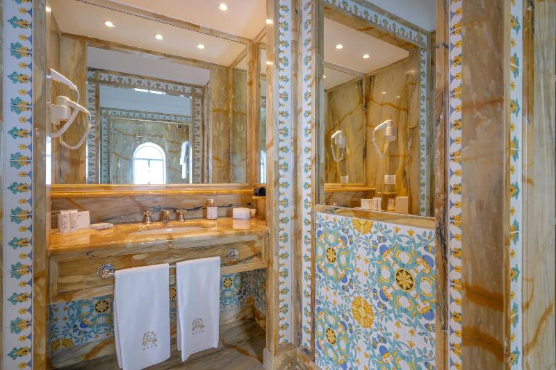 Deluxe Suite with Sea View image 3