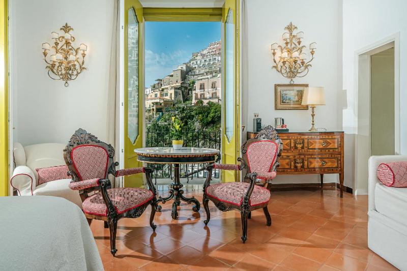 Deluxe Suite with Sea View image 4