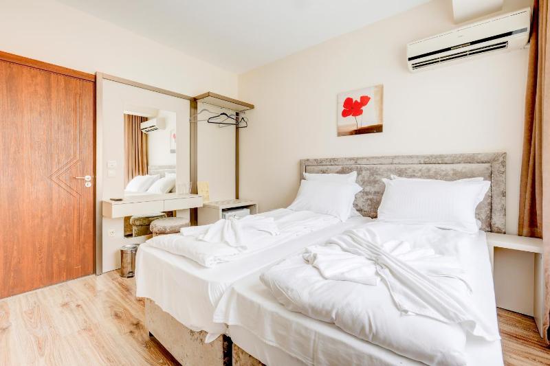 Economy Twin Room image 3