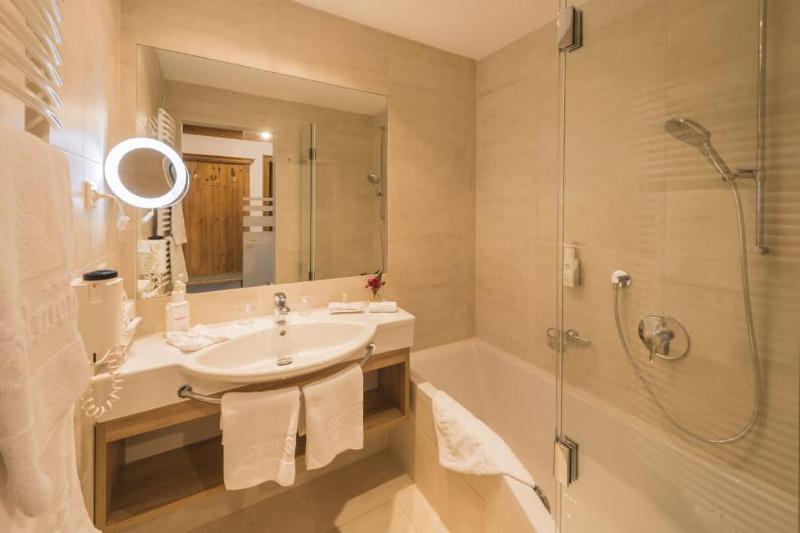 Double Room with Balcony image 3