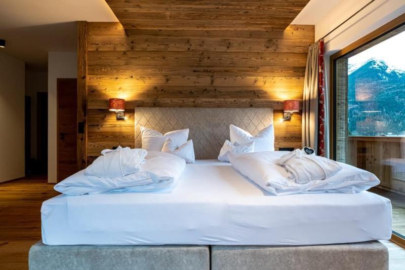 Deluxe Double Room with Balcony image 4
