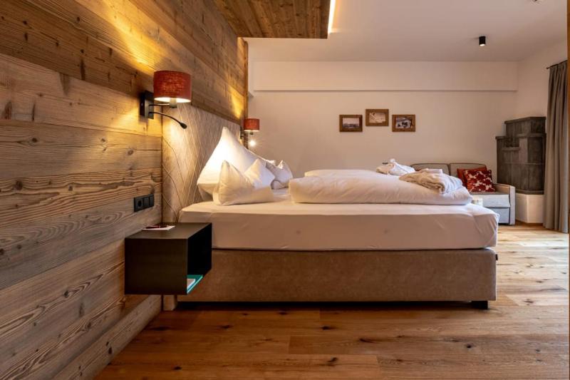Deluxe Double Room with Balcony image 3