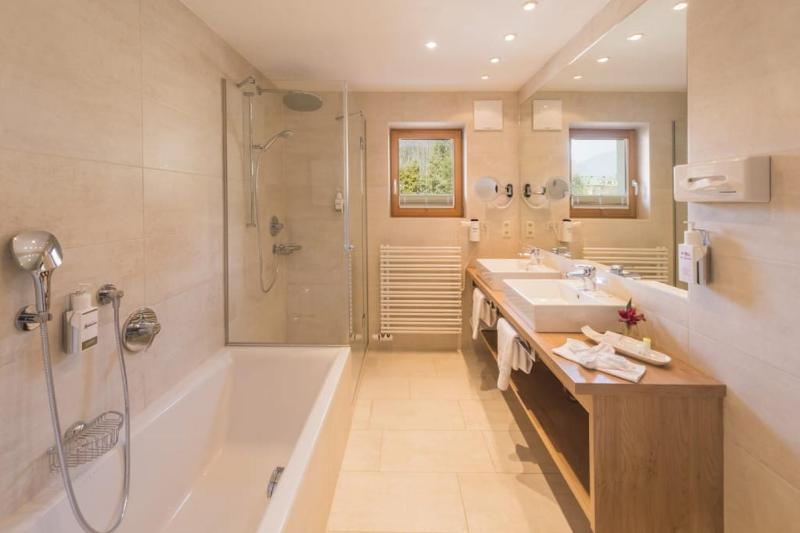Deluxe Double Room with Balcony image 2