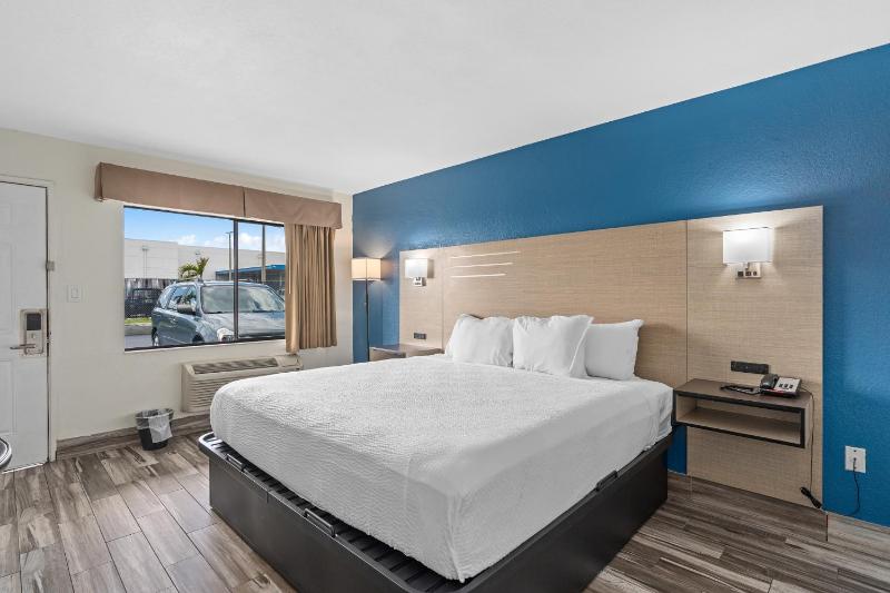 King Room with Roll-in Shower - Mobility Access/Non-Smoking image 3