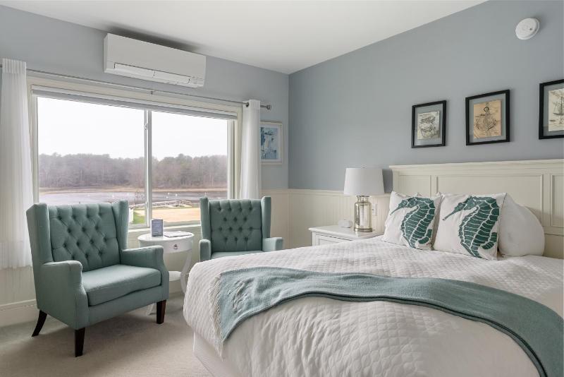 Carriage House Queen Waterview image 3