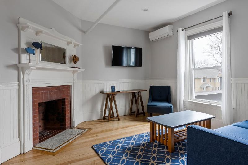Carriage House King with Sleeper Sofa image 4