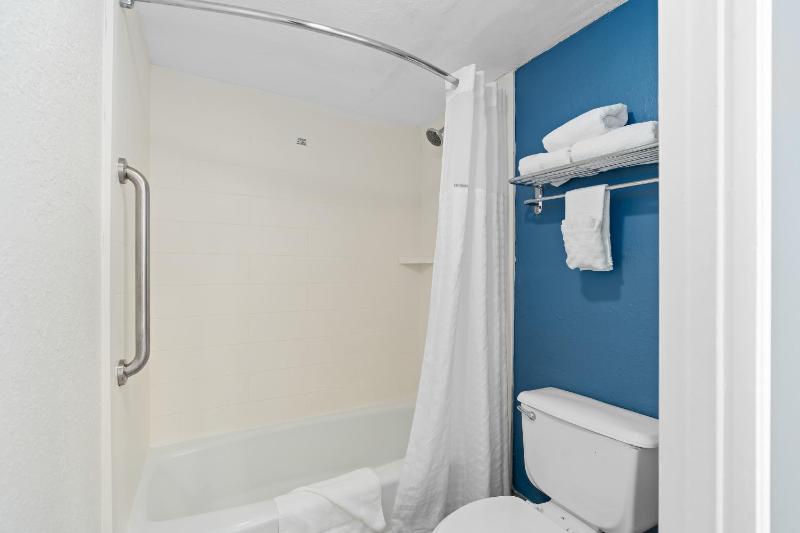 King Room - Non-Smoking image 3