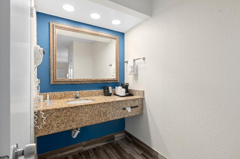 King Suite - Non-Smoking image 3