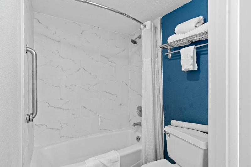 Queen Room with Bathtub w/Grab Bars - Mobility Accessible/Non-Smoking image 2