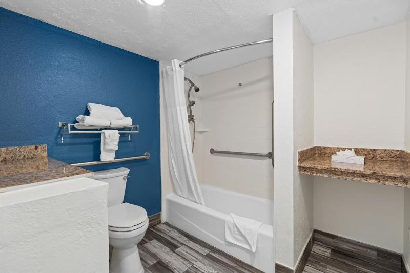 Queen Room with Two Queen Beds - Non-Smoking image 2