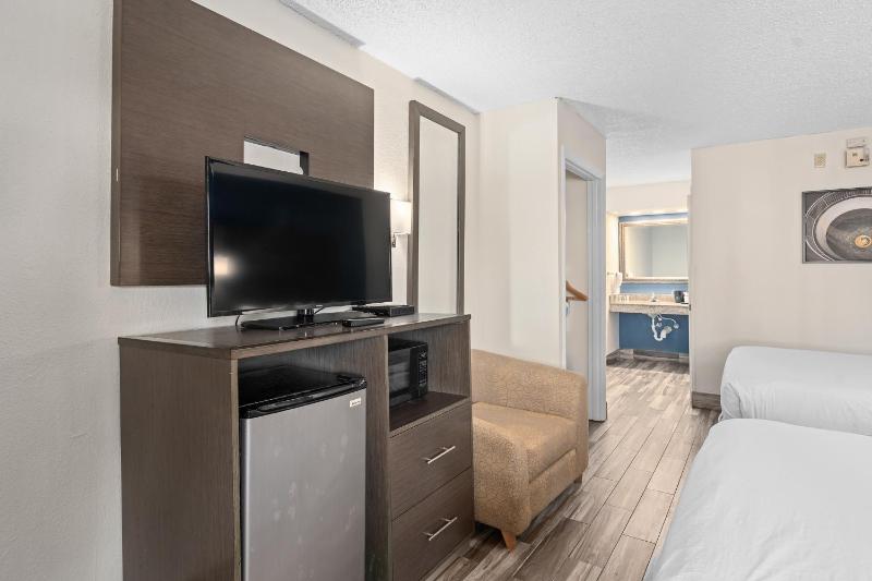 Queen Room with Two Queen Beds - Non-Smoking image 3
