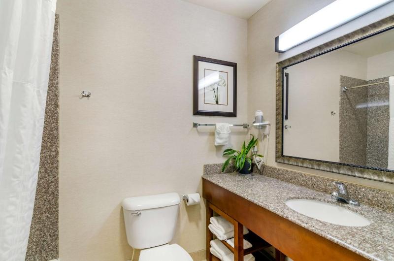 Queen Suite - Non-Smoking image 2
