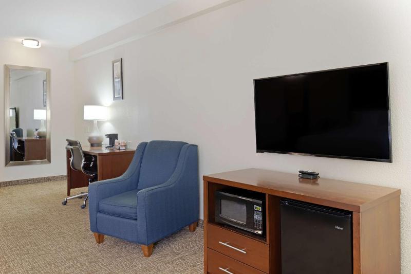 Queen Suite with Two Queen Beds - Non-Smoking image 4
