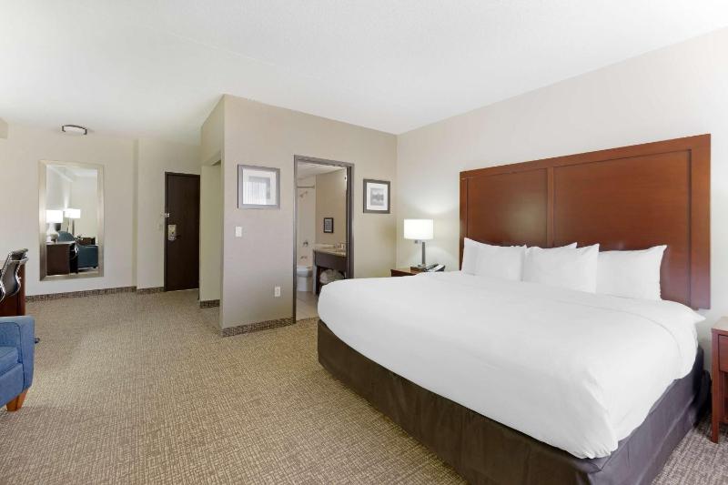 King Suite - Non-Smoking image 3
