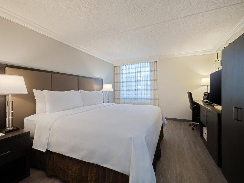 Standard King Room with Roll-In Shower - Communications Access image 2