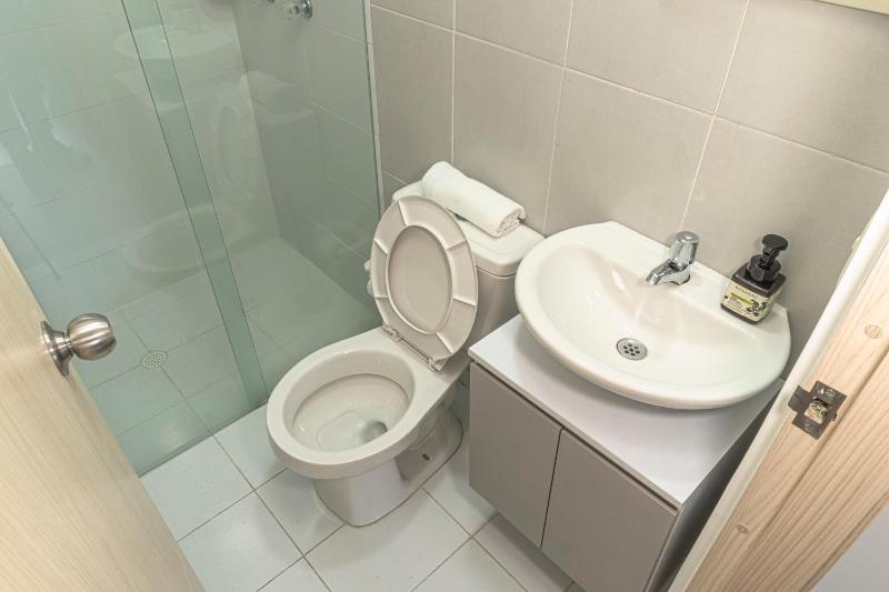 Apartamento 3 hab con parqueadero - Primer piso con piscina ideal estancias largas y clínicas - image 9
