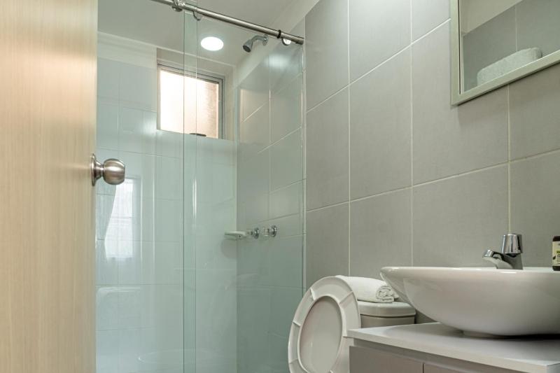 Apartamento 3 hab con parqueadero - Primer piso con piscina ideal estancias largas y clínicas - image 13