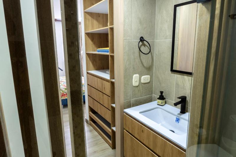 Apartamento 3 hab con parqueadero - Primer piso con piscina ideal estancias largas y clínicas - image 15
