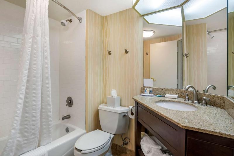 Standard King Room image 2