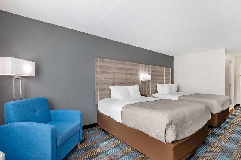 Queen Room with Two Queen Beds - Non-Smoking image 4
