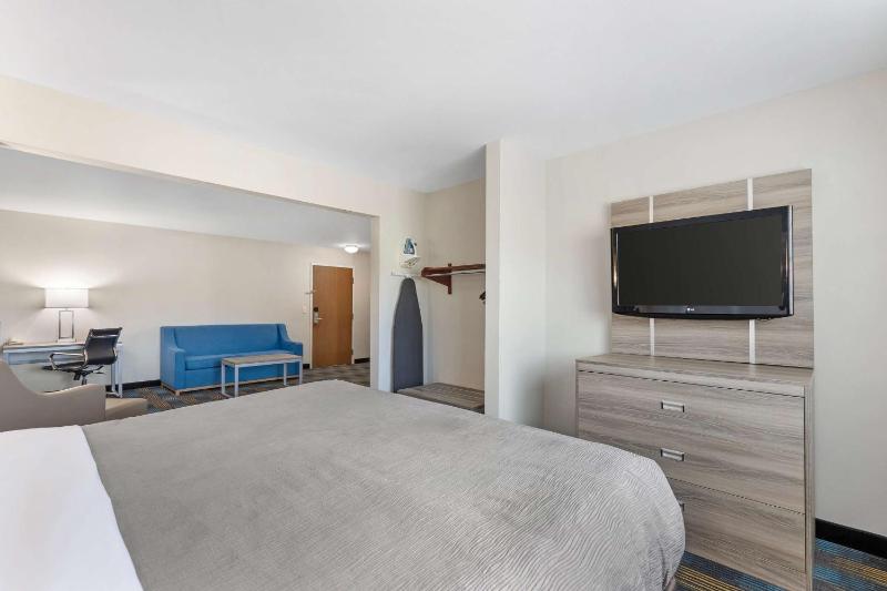 King Suite with Sofa Bed - Non-Smoking image 4