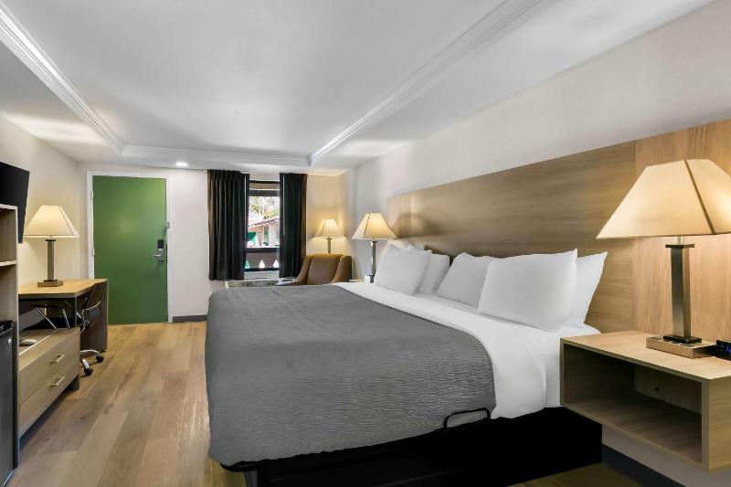 King Room - Non-Smoking image 3
