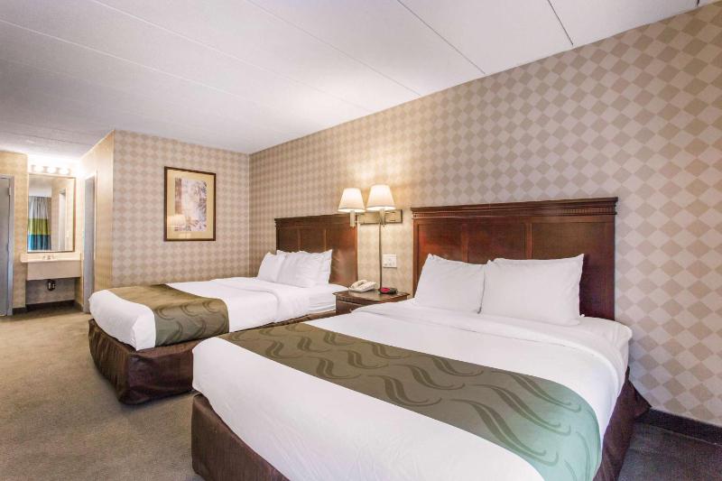 Queen Room with Two Queen Beds - Non-Smoking image 3