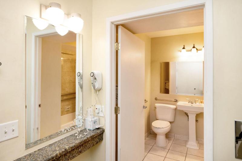 Double Room with Two Double Beds - Accessible/Non-Smoking image 4