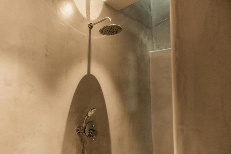 Deluxe Suite with Private Pool and Caldera View image 4