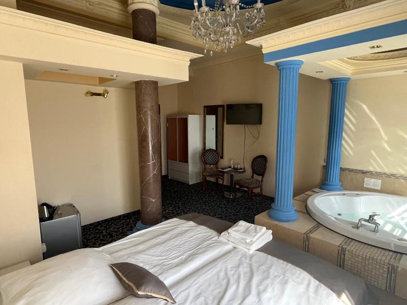 One-Bedroom Premium Apartment image 3