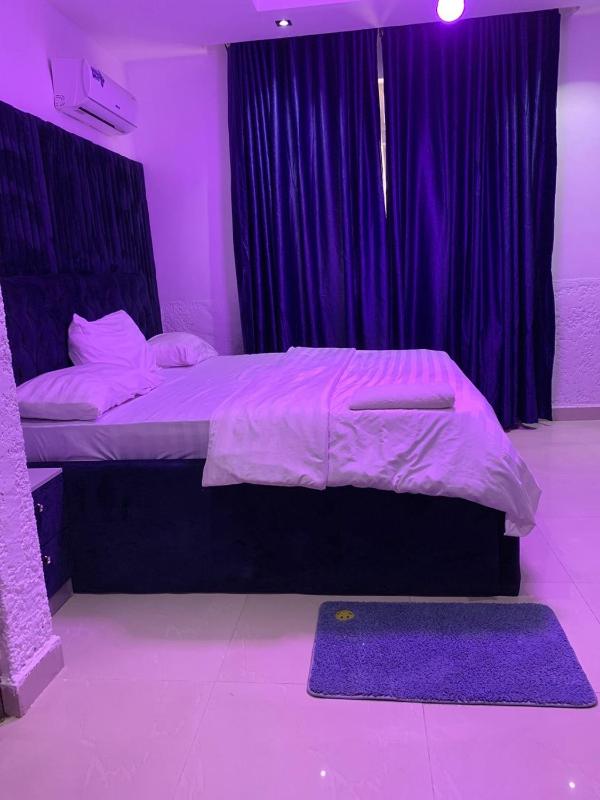 Posh Waterfront 3bedroom 24hrs light Netflix PS 5 Snooker Swimming pool in Lekki Luxury Flats Admiralty Way Lekki Phase 1 - image 5