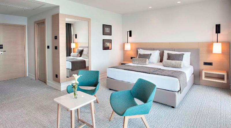 Premium Skyline Sea View Suite with Balcony image 4