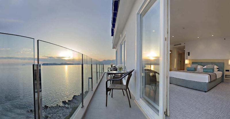 Premium Skyline Sea View Suite with Balcony image 3