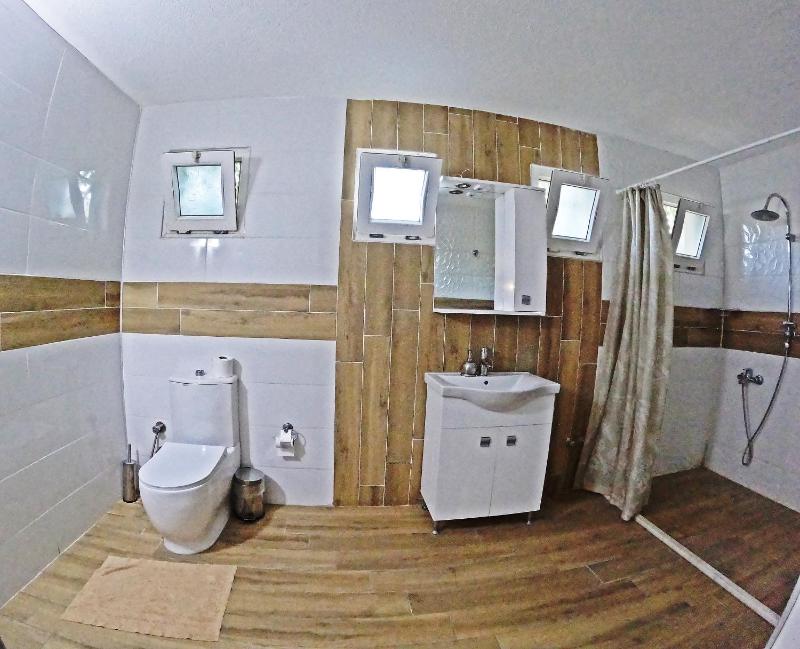 6-Bed Mixed Dormitory Room image 4