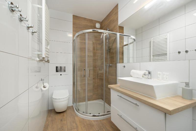 Jasny Apartament Sun Seasons 24 z Umeblowanym Balkonem i Parkingiem by Noclegi Renters - image 3