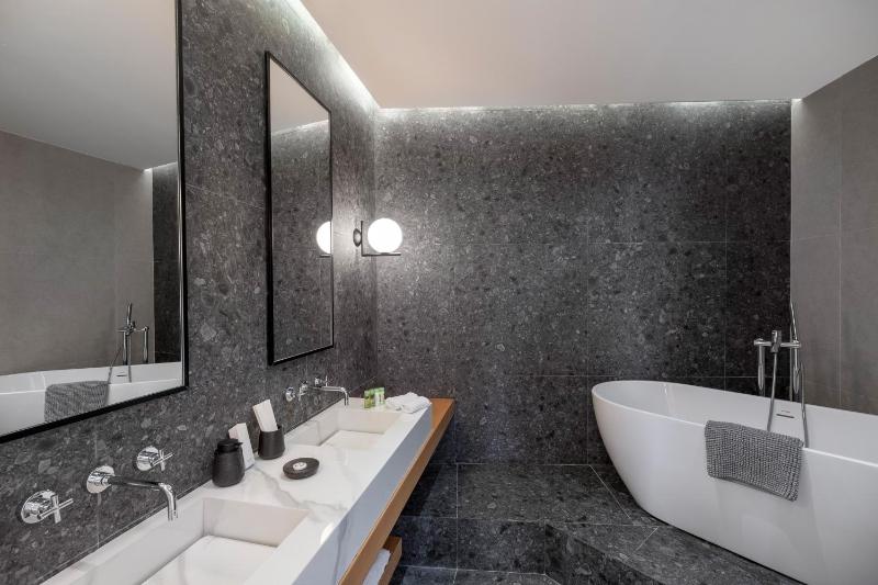 Exclusive Suite with Sea View and Private Pool image 3