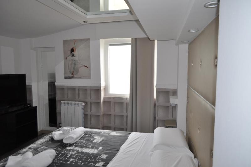 Deluxe Triple Room with Bath image 3