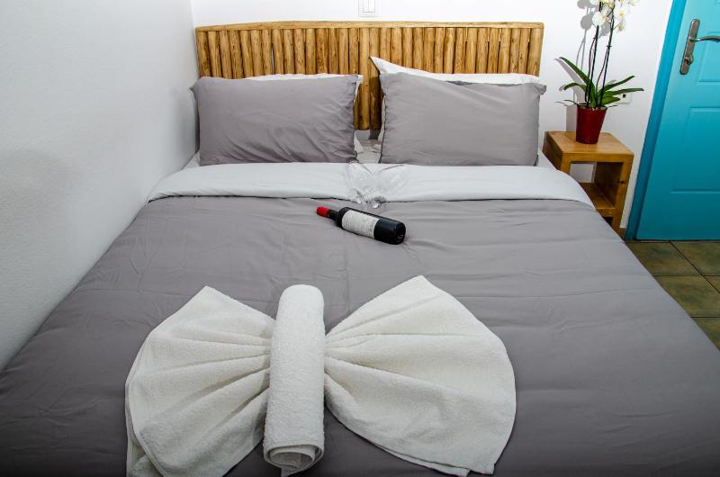 Double Room with Balcony and Sea View image 4