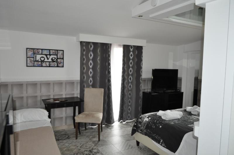 Deluxe Triple Room with Bath image 2