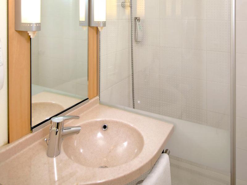 Standard Room with 2 singles bed and 1 child bed image 2