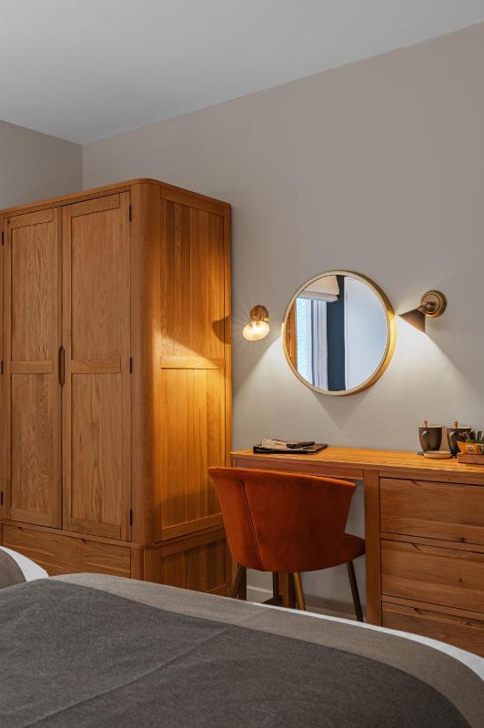 Classic Twin Room with Walk-In Shower - Non-Smoking image 4