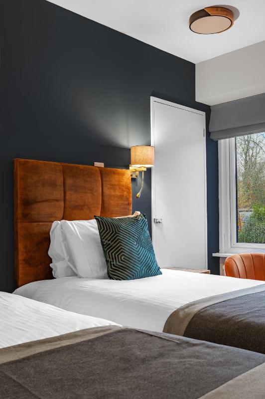 Classic Twin Room with Walk-In Shower - Non-Smoking image 3
