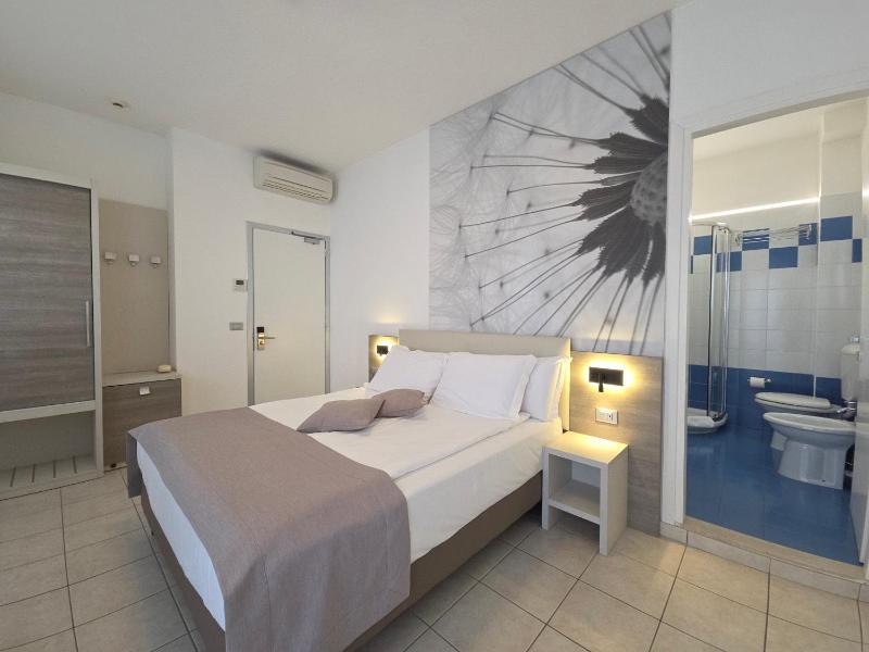 Double Room image 4