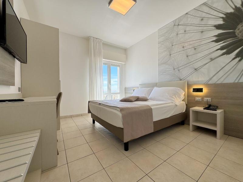 Double Room with Sea View image 4