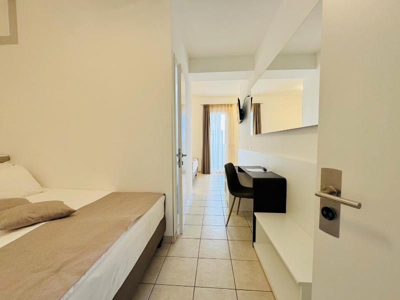 Triple Room with Partial Sea View image 3