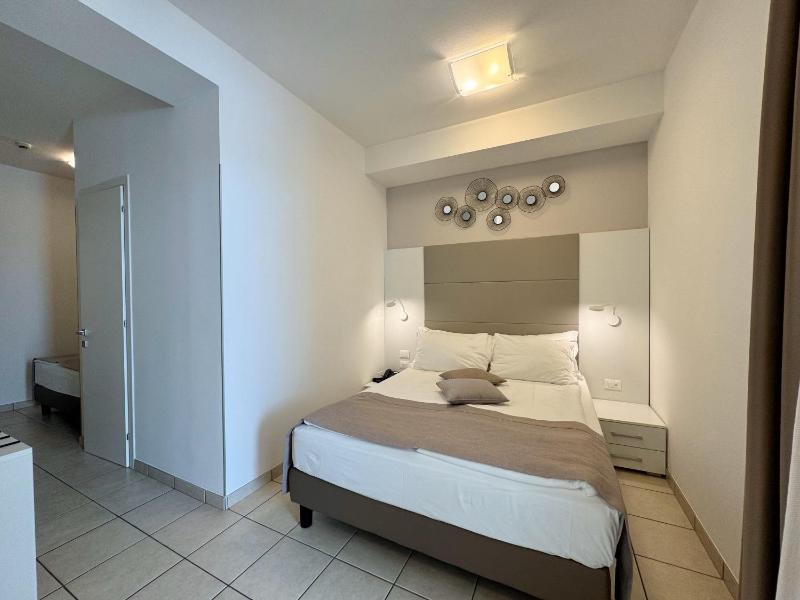 Triple Room with Partial Sea View image 1