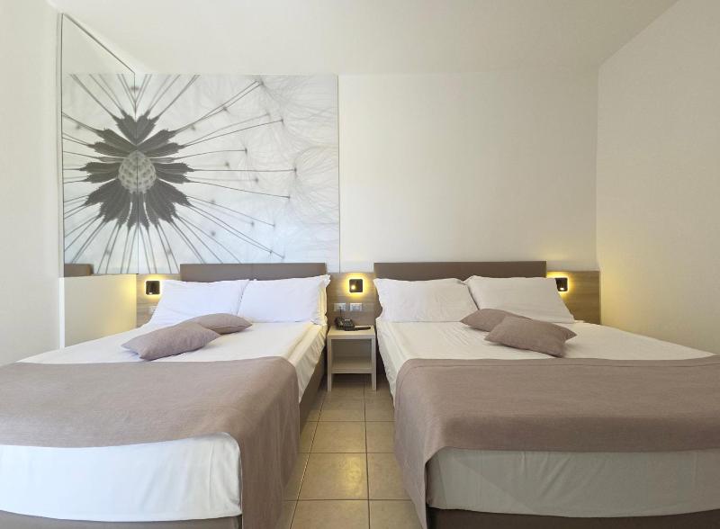 Hotel Lux - image 8