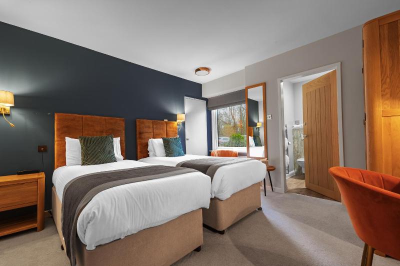 Classic Twin Room with Walk-In Shower - Non-Smoking image 2