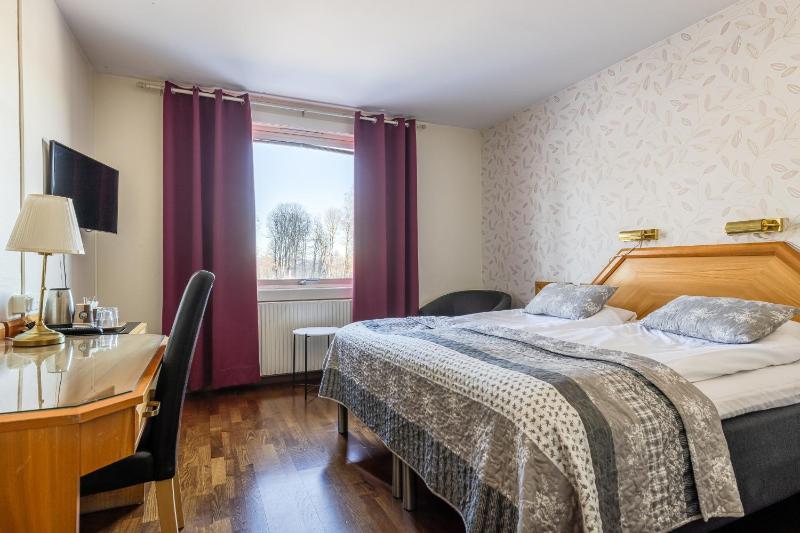 Standard Twin Room image 3